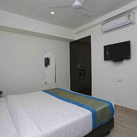 Hotel The Westend Green New Delhi Bagian luar foto