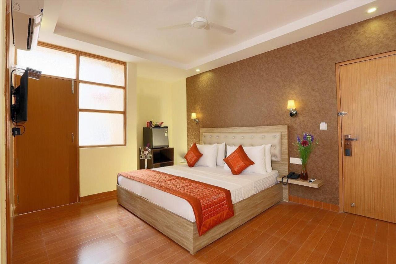 Hotel The Westend Green New Delhi Bagian luar foto