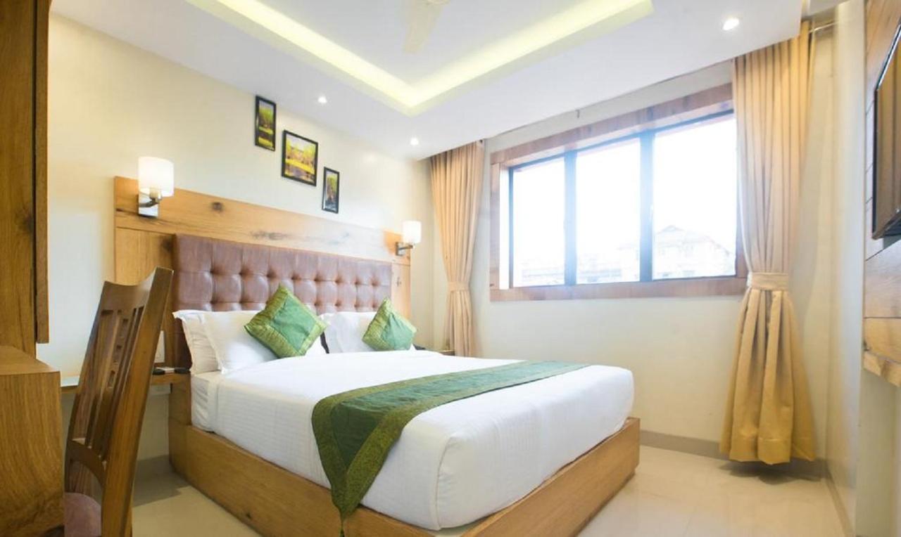 Hotel The Westend Green New Delhi Bagian luar foto