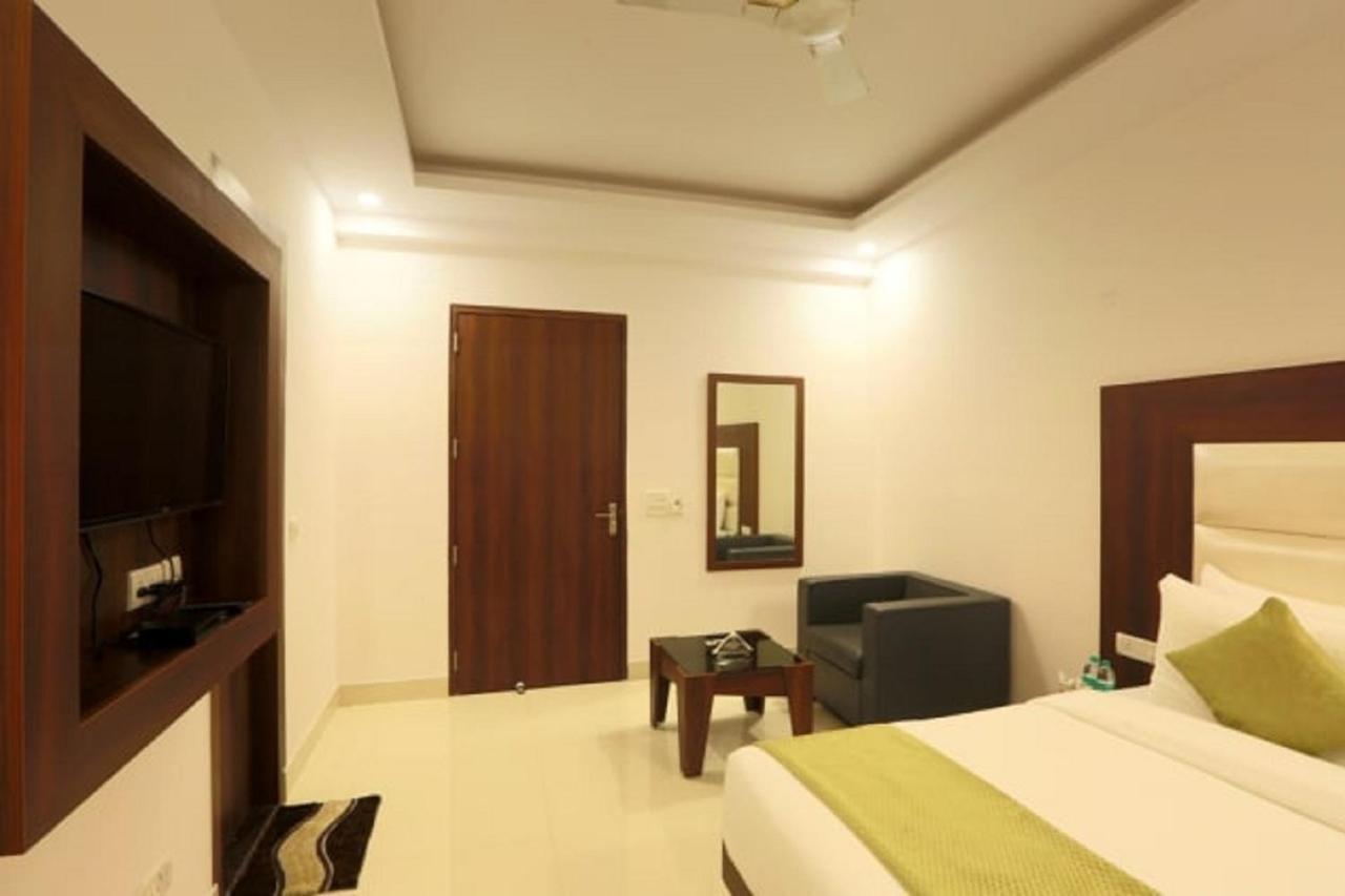 Hotel The Westend Green New Delhi Bagian luar foto