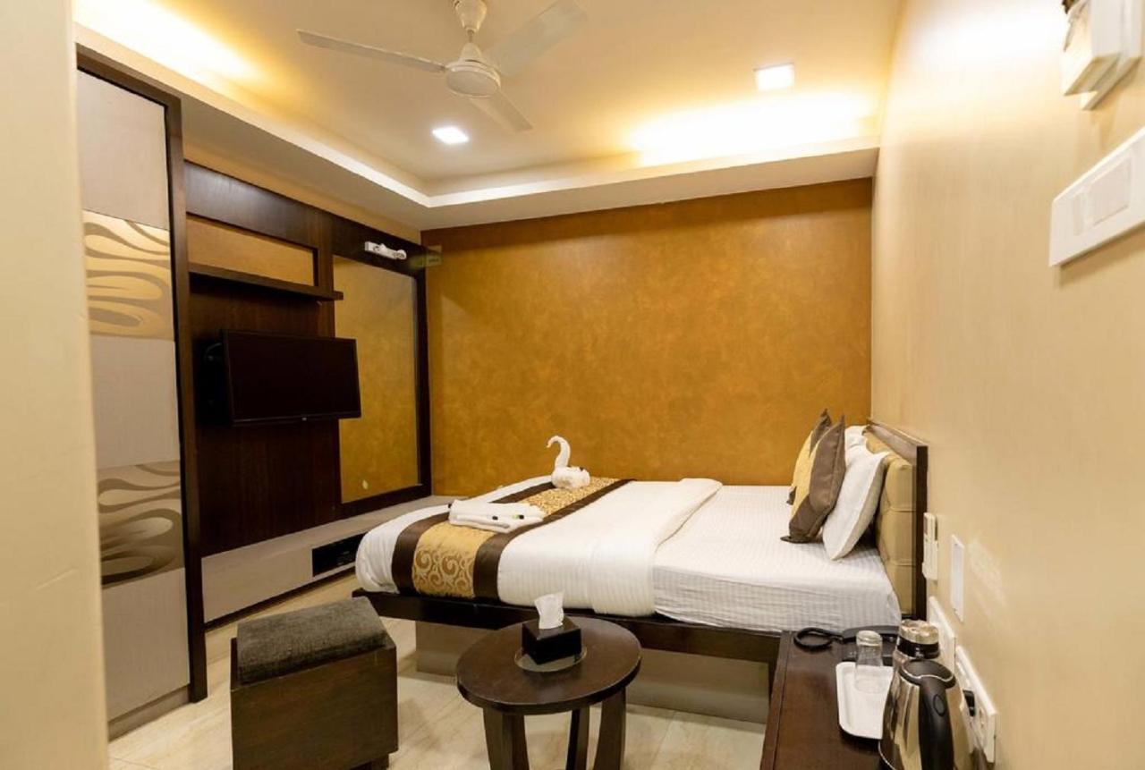 Hotel The Westend Green New Delhi Bagian luar foto