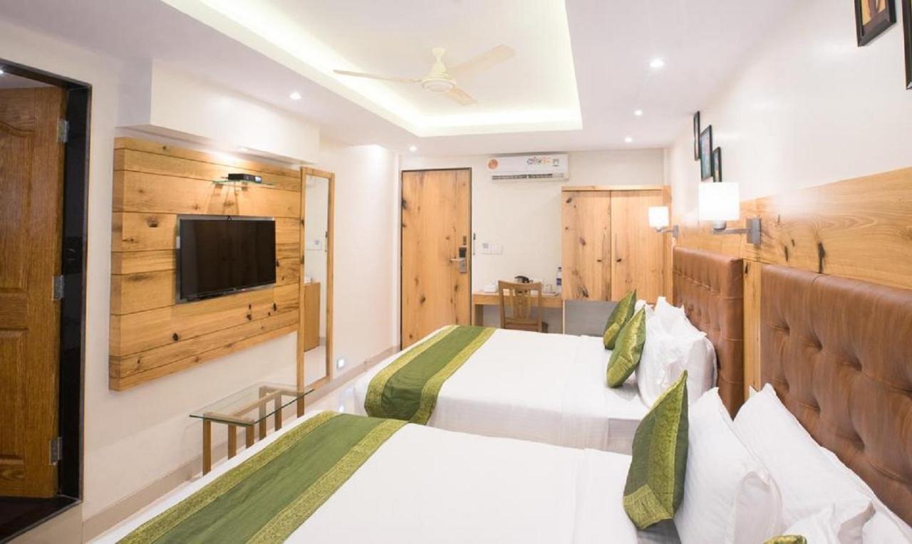 Hotel The Westend Green New Delhi Bagian luar foto
